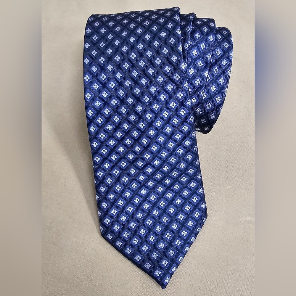 IZOD Mens 100% Silk Geometric Pattern Necktie Navy Blue Silver Classic Executive